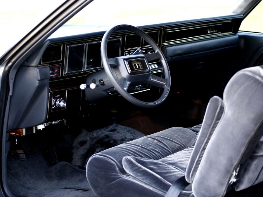  Lincoln Continental Mark VI Signature Series Coupe 1983 года  (фото 2 из 2)